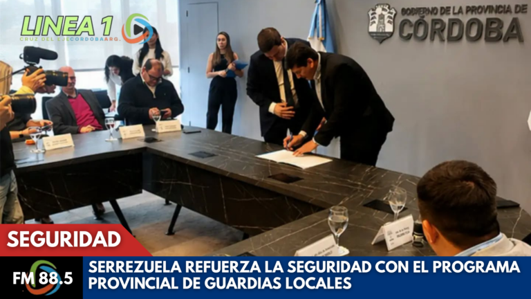 El intendente Ricardo Martin durante la firma del convenio para incorporar a Serrezuela al Programa Provincial de Guardias Locales.
