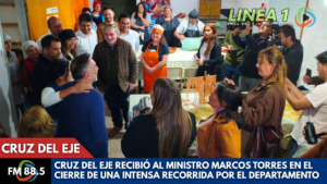 El ministro Marcos Torres junto al intendente Renato Raschetti durante la visita al CEDER Cruz del Eje, donde recorrieron los cursos de capacitación y dialogaron con alumnos y autoridades.