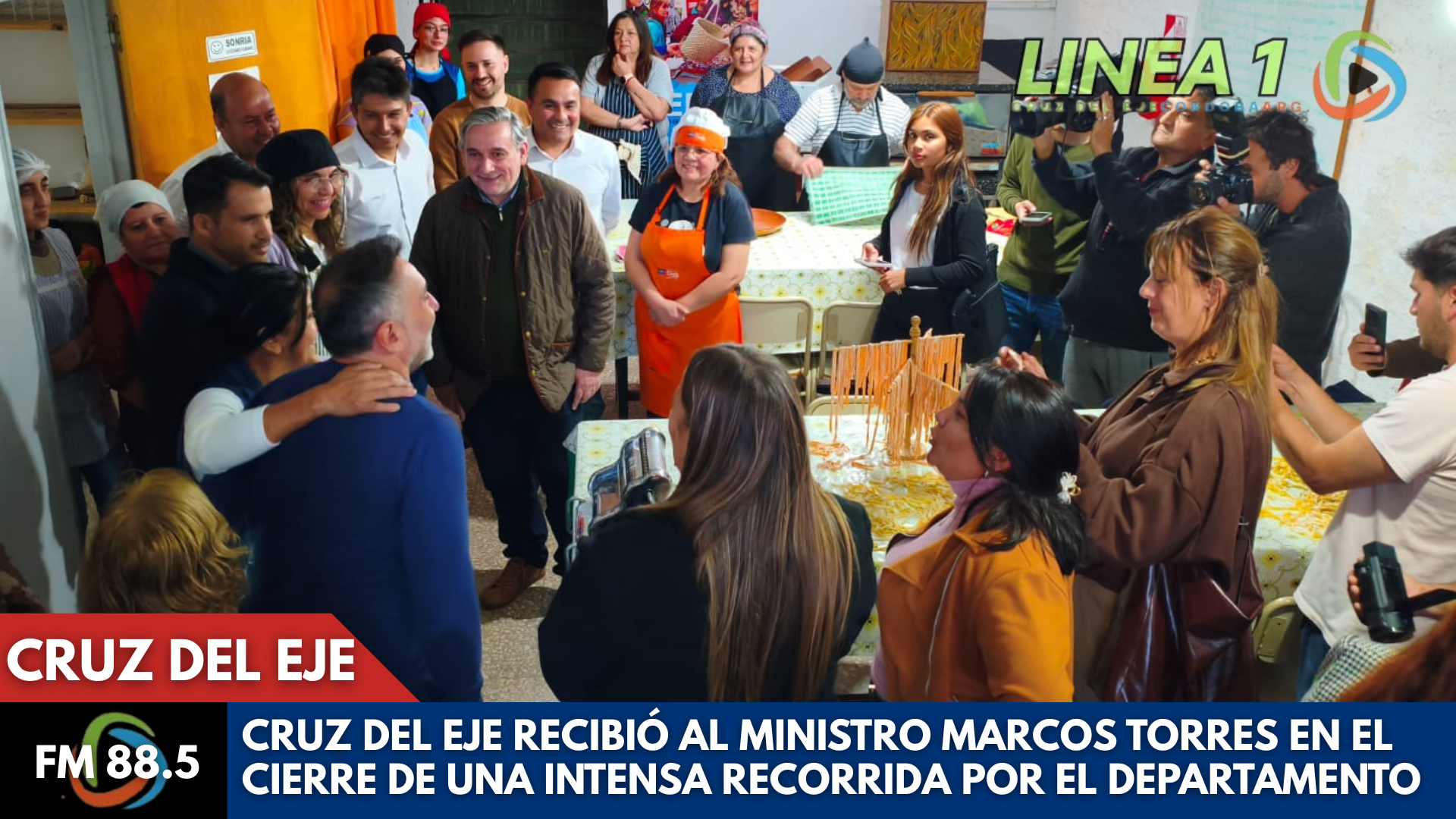El ministro Marcos Torres junto al intendente Renato Raschetti durante la visita al CEDER Cruz del Eje, donde recorrieron los cursos de capacitación y dialogaron con alumnos y autoridades.