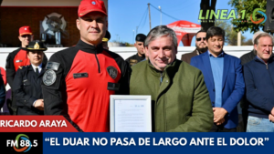 Renato Raschetti entrega reconocimiento a Pablo García por los 30 años del DUAR Cruz del Eje