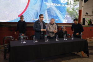 : Renato Raschetti y Gustavo Brandán durante la entrega de aportes económicos a instituciones de Cruz del Eje.